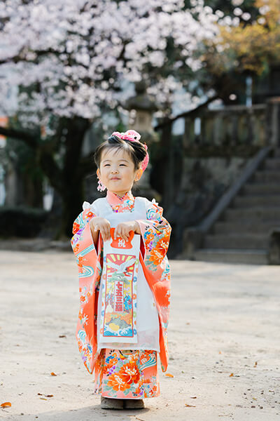 神社で七五三撮影を行う様子の写真